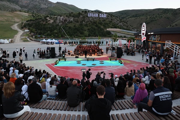 Erzincan Valisi Hamza Aydoğdu ve eşi Emine Aydoğdu, Kent protokolüyle
