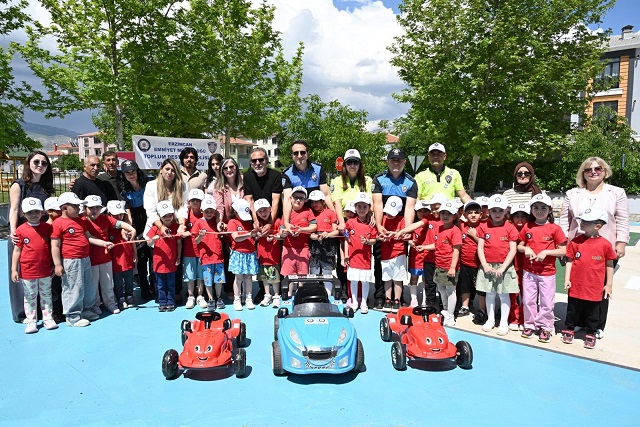 Geleceğin bilinçli bireyleri olarak yetişen çocuklara trafik kurallarını erken yaşta