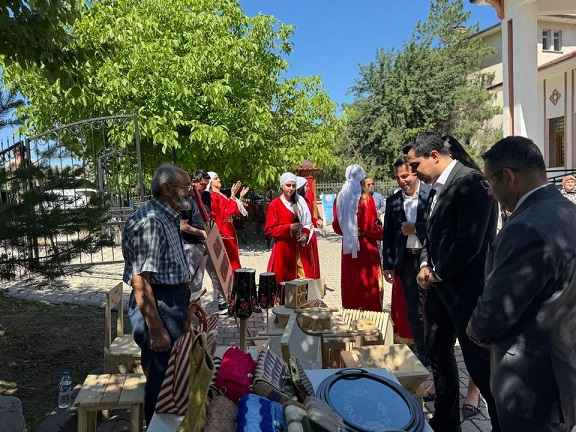 Erzincan Kemah İlçe Kaymakamı Resul Tutay ve eşi Rümeysa Tutay,