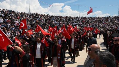 Erzincan Binali Yıldırım Üniversitesi 2025-2026 Akademik Yılı mezunları, düzenlenen mezuniyet