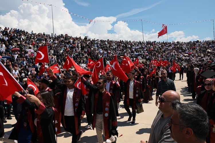 Erzincan Binali Yıldırım Üniversitesi 2025-2026 Akademik Yılı mezunları, düzenlenen mezuniyet