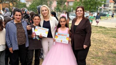 Fevzi Efendi İlkokulu 4/A ve 4/B sınıfı öğrencileri, okul bahçesinde