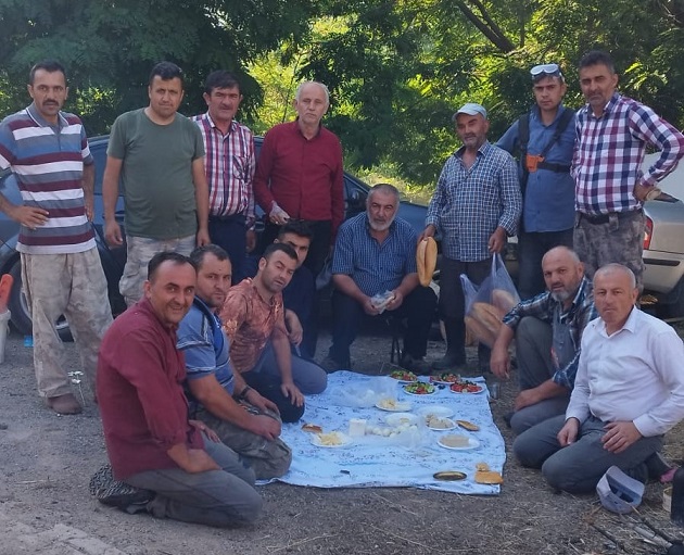 Erzincan'ın Kemah ilçesine bağlı Yücebelen köyünde, köy muhtarlığının öncülüğünde mezarlıklarda