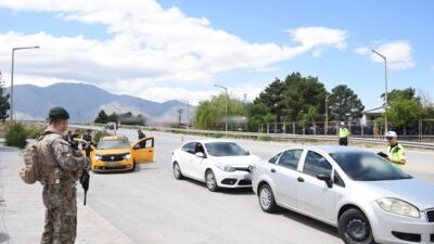Erzincan İl Emniyet Müdürlüğü ekiplerince aranan şahıslara yönelik gerçekleştirilen operasyonlarda,