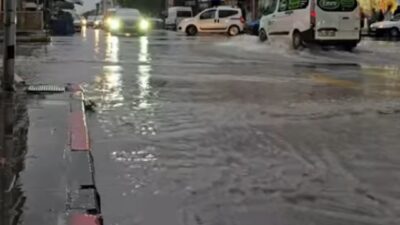 Erzincan’da akşam saatlerinde etkili olan sağanak yağış, kent genelinde hayatı