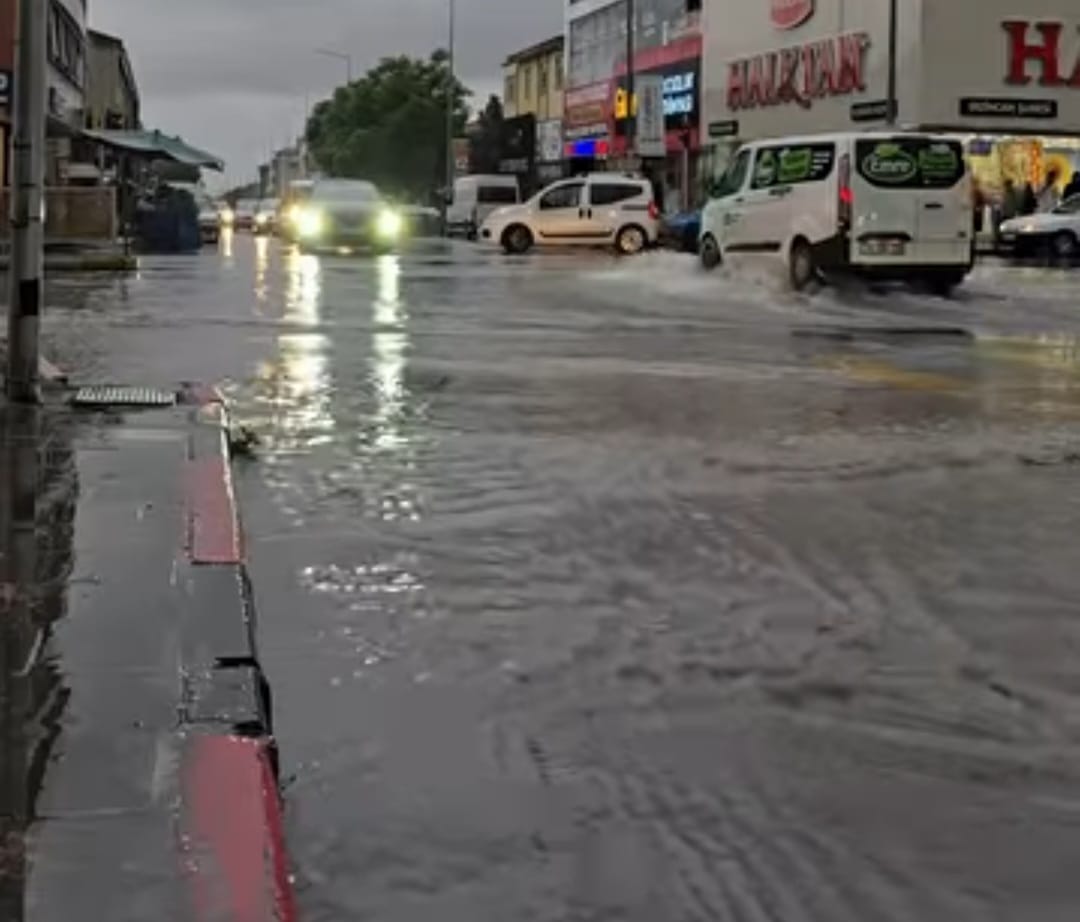 Erzincan’da akşam saatlerinde etkili olan sağanak yağış, kent genelinde hayatı