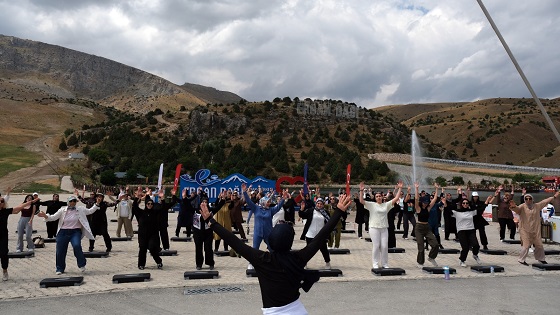 Erzincan’da “Herkes İçin Spor” etkinlikleri kapsamında Ergan Dağı’nda düzenlenen Step
