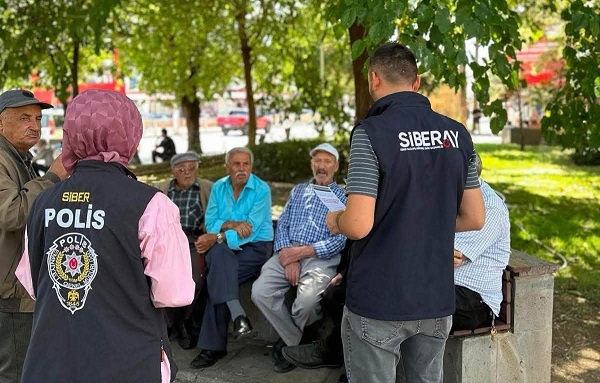 Erzincan İl Emniyet Müdürlüğü Siber Suçlarla Mücadele Şube Müdürlüğü ekipleri,