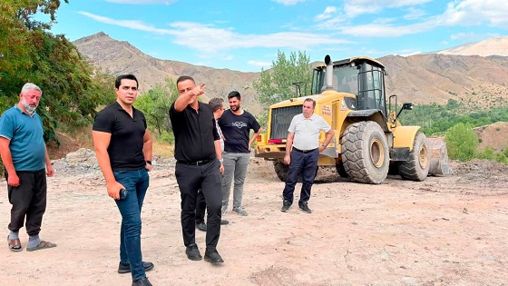Erzincan’ın Kemah ilçesinde köy yollarının iyileştirilmesine yönelik çalışmalar devam ediyor.
