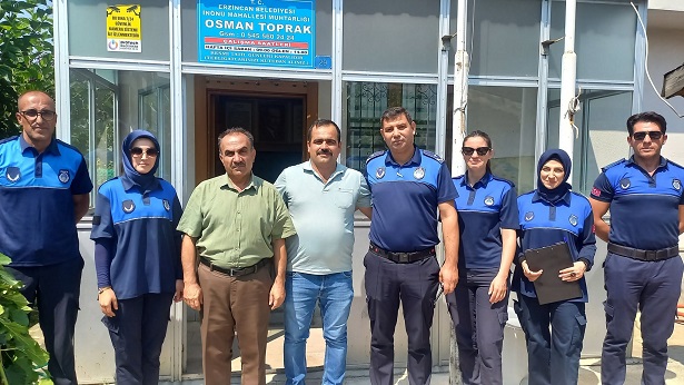 Erzincan Belediyesi Zabıta Müdürü Mehmet Polat ve beraberindeki zabıta ekibi,