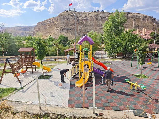 Kemah Belediyesi, ilçedeki parkların daha güvenli ve konforlu hale getirilmesi