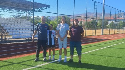 Erzincan Gençlergücü Kadın Futbol Takımı’nın genç oyuncuları Semanur Çakıcı ve