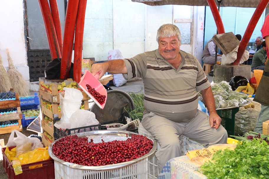 Sonbaharın habercisi kızılcık (ergen), Erzincan’da Pazar tezgâhların da yer almaya
