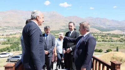 Erzincan Valisi Hamza Aydoğdu, beraberindeki protokol üyeleriyle birlikte Üzümlü ilçesindeki