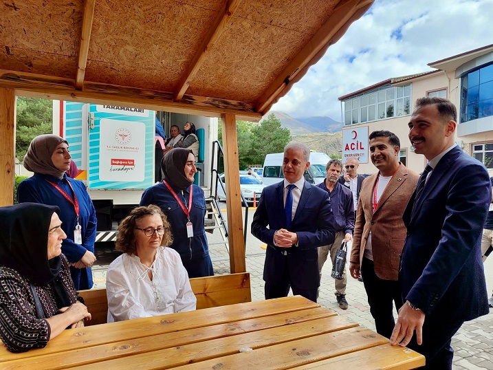 Erzincan’ın Üzümlü ilçesinde kanser tarama hizmetleri kapsamında ilçeye gelen KETEM