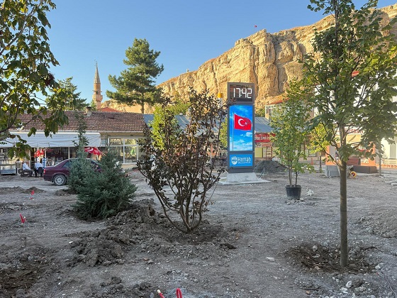 Kemah Belediyesi tarafından ilçeye kazandırılacak yeni meydan projesinde çalışmalar aralıksız