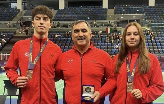 Erzincan’ın yetiştirdiği başarılı badmintoncular Gökay Göl ve Nisa Nur Çimen,