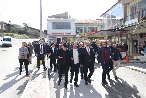 Süleyman Tan’dan Üzümlü Esnafına Ziyaret: “Değişim Şart” Erzincan Ticaret ve Sanayi Odası Başkan Adayı Süleyman Tan, seçim