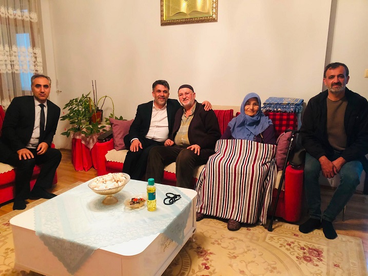 Kabadayı: “Gönül Kapılarını Çalmaya, vatandaşlarla Bir Arada Olmaya Devam Ediyoruz” AK Parti Erzincan İl Başkanı Alpay Kabadayı, vatandaşlarla doğrudan iletişimi
