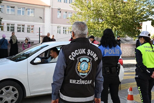 Erzincan’da Okul Çevrelerinde Güvenlik Denetimi Erzincan’da çocuk ve gençlerin güvenliğini sağlamak amacıyla okul çevrelerinde gerçekleştirilen