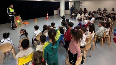 Minik Trafik Dedektifleri Görev Başında! Erzincan’ın Refahiye ilçesinde, Trafik Dedektifleri Projesi kapsamında anaokulu öğrencilerine trafik