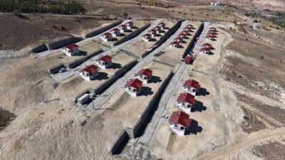 Erzincan’ın Kemah ilçesinde kaya düşmesi riski nedeniyle AFAD ve TOKİ