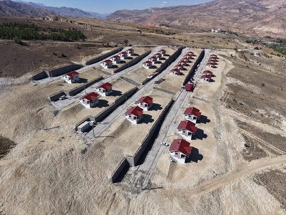 Erzincan’ın Kemah ilçesinde kaya düşmesi riski nedeniyle AFAD ve TOKİ