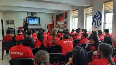 Erzincan’da 300 Öğrenci ve Öğretmene Güvenlik Eğitimi Erzincan İl Emniyet Müdürlüğü ekipleri, lise öğrencileri ve öğretmenlere yönelik