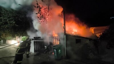 Erzincan’ın Bahçelievler Mahallesi 57. Sokak’ta garajda çıkan yangın, itfaiye ekiplerinin