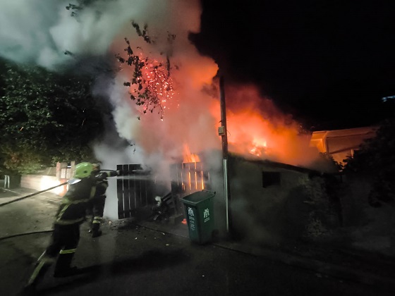 Erzincan’ın Bahçelievler Mahallesi 57. Sokak’ta garajda çıkan yangın, itfaiye ekiplerinin