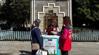 Erzincan Saat Kulesi önünde Aile ve Sosyal Hizmetler İl Müdürlüğü