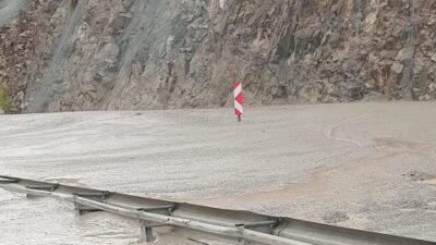 Erzincan’da sağanak sonrası sulama kanalları taştı, Sansa Deresi’nde yol çift yönlü ulaşıma kapatıldı Erzincan’da etkili olan sağanak yağış, su baskınlarına ve ulaşımda aksamalara